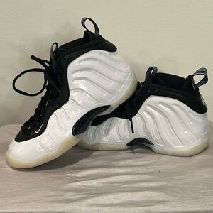 Nike big kids little foamposite Black and White Shoes size 5Y
